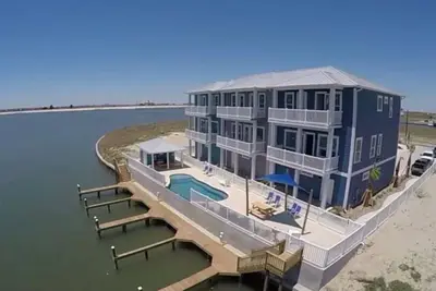 Image de Huge 4br/3ba! Pool, Beach & Boat Slip! 4 Car Garage
