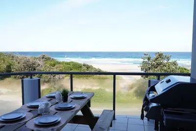 Image de Beachfront Views - Sleeps 6 comfortably + Pets welcomed!