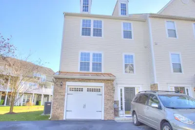 Image de Pet Friendly (~20lb), 4 Bd Townhome, 10 Min to Beach, Near Pool, Tennis, Kayak, and Free Activities!