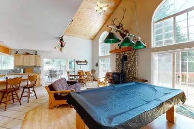 Image de Dreamy mountain house w/large wood deck & private pool table - Dogs ok