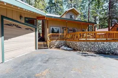 Image de Dog-Friendly Shaver Lake Home w/ Wood Interior & Porch, WiFi, W/D - Near Lake