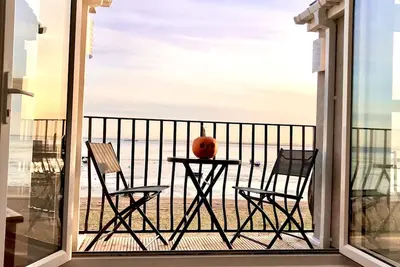 Image de Estuary Views Penthouse 🖤 Beachfront with Parking