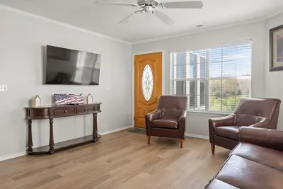 Image de 2 Bedroom, 2 Bathroom Walk-in Condo with Golf Course View from All-Season Sunroom