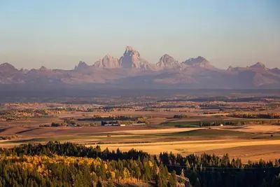 Image de East Cabin- Yellowstone Family Retreat- Sled Hill