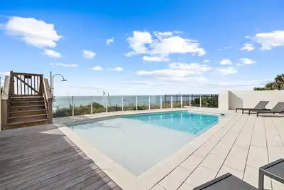 Image de Book Now for Summer! Gulf Front Luxury! Private Pool! Low-Speed Vehicle! 8 Adult Bikes!