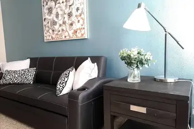 Image de Bella Beige, 2 Qb, 1 Ba, Wifi, Near Old Town