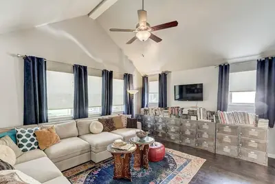 Image de Val's Eclectic Classen Cottage