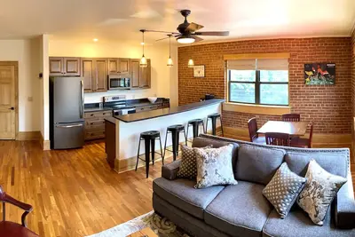 Image de Main Street Retreats 103 Brand New Downtown Apt 103