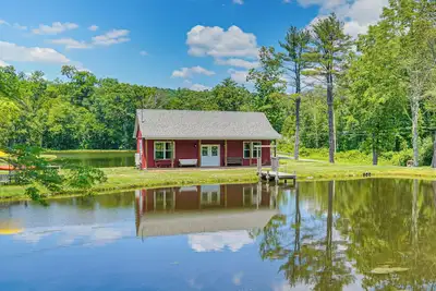 Image de Lakeside Cottage w/ Porch in Pocono Mountains