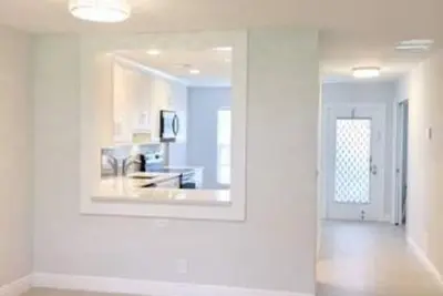 Image de Spacious, Bright, Updated 2/2 — Bike/Walk to Trendy Downtown Delray Beach
