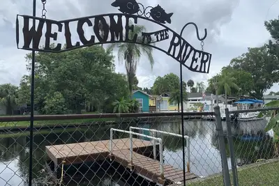 Image de 🛶🛥️Waterfront River Home Free Kyacks! Gulf Access, Floating Dock Pets Welcome🐩🐈