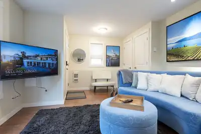 Image de Gorgeous, upscale one-bedroom suite in a quiet neighbourhood - dog friendly