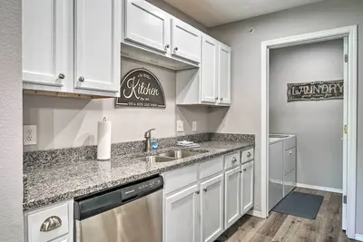 Cozy Condo w\/ Pool Access, 5 Mi to Table Rock Lake
