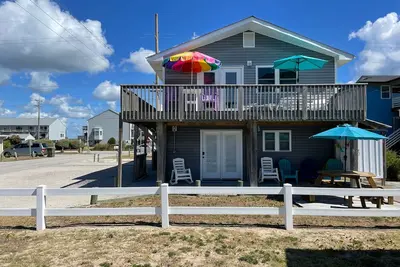 Image de Newly remodeled &100 steps to the beach access. Very clean and close to beach.