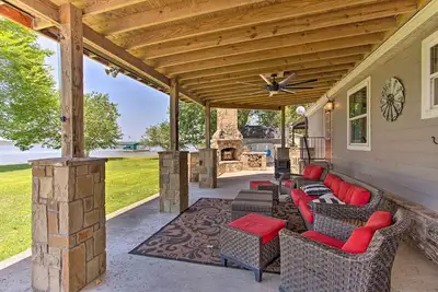 Image de Lakefront Retreat w/ Pier, Bar Hut & Fireplace!