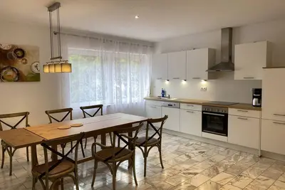 Image de Newly renovated, very spacious 3-room apartment with terrace, garden, parking space