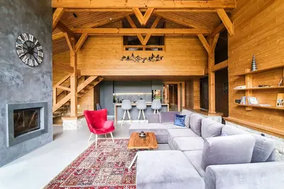 Image de Chalet for up to 10 people with sauna nestled in the valley of 3 mountains