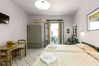 Image de An open space studio with fully equipped kitchen.
