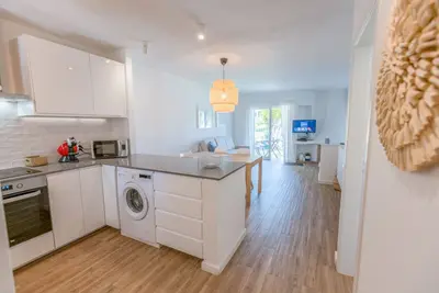 Newly updated 2 Bed 2 Bath Poolside Apartment withAC & Wifi