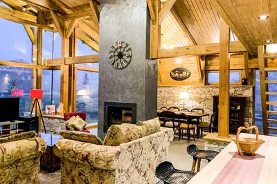 Image de Chalet for up to 10 people with sauna nestled in the valley of 3 mountains