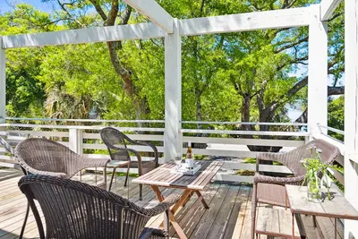 Image de 8th Block E Ashley Ave -  Board & Batten Cottage - Dog Friendly