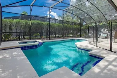Image de South Facing Tropical Oasis- minutes to Legoland
