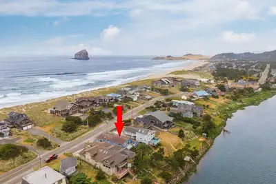 Image de Nestucca Sunrise #155 - 5 bedroom riverfront home across the street from beach in Pacific City.