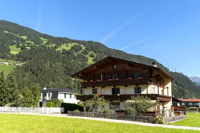 Bel appartement avec balcon et local à skis