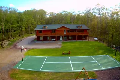 Image de 11 Br 8 Ba Basketball Movie Theatre Hot Tub Fire Pit On 8 Acres Slps 30!