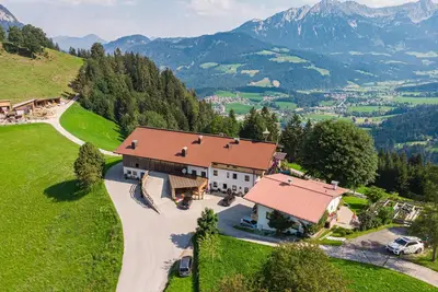 Image de Maison moderne avec vue imprenable sur les montagnes