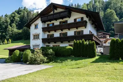 Appartement collectif spacieux bus de ski devant porte