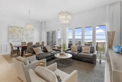 Image de Stay Here for a Gulf Getaway! Gulf Views! Professionally Decorated! Community Pool!