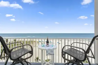 Image de Remodeled, immaculately designed, Beachfront condo with gorgeous water views