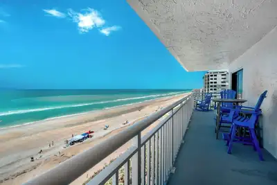 Image de Direct oceanfront corner penthouse with a huge wrap-around balcony and heated pool