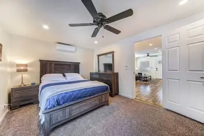 Image de Cozy, Quiet, Updated Home * King Master Bedroom * Wifi * close to hospital\/mines