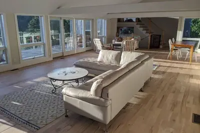 Image de Knockout Modern, open water views, walk 2 beach