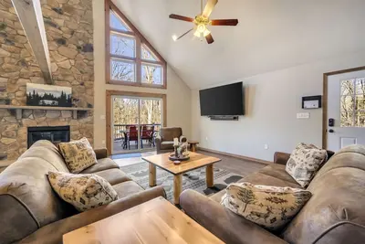 Image de \"Wine Down\" Close to Jfbb Skiing, Community Pool, Lake, Beach, Private Hot Tub, Grill, Pool Table