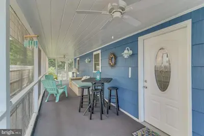 Image de Quaint Beach Block Cottage, 100 steps to the beach