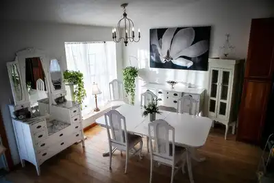 Image de The Flower Artist Home- walk to Pub, Shops & Trails. Dog-friendly!