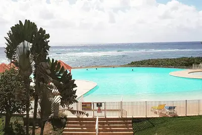 Image de Studio Gold avec piscine et plage