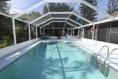 Image de Villa Style Living w/ Sunroom, Heated Pool & WiFi
