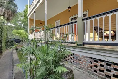 Image de Victorian Home w/ Parking and Grand Porch One Block From Forsyth!