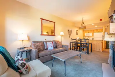 Image de Center Village One Bedroom, Free Wifi, Free Underground Parking