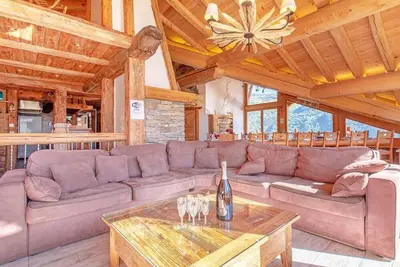 Image de Chalet, 200m des commerces, sauna, balcon, cheminée ou poêle à bois, parking, télévision