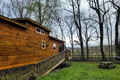 Image de Luxury Cabin on the River Surrounded by Stunning Mountain Views!