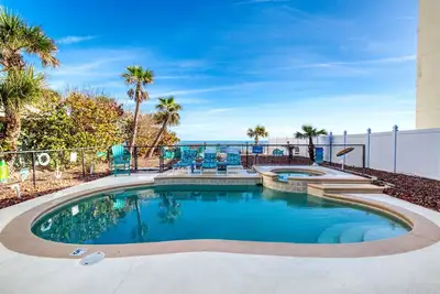Image de Seaside Serenity Oceanfront Pool Home