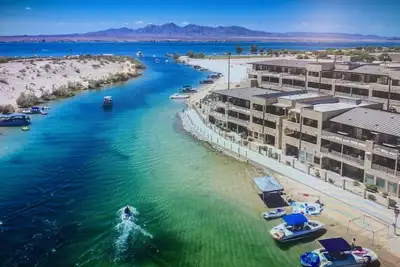 Image de Beautiful lake front condo