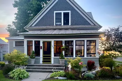 Image de 1910 Craftsman Home with private yard in downtown Polson, Mt on Flathead Lake