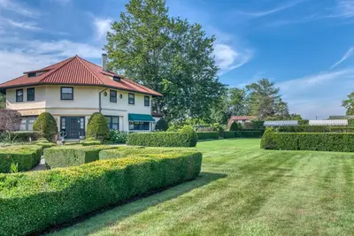 Image de Hampton’s Estate with Main House, Cottage, Tennis, Pool and Walk to Beach