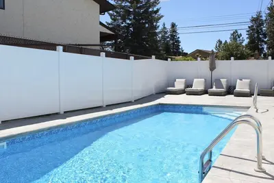 Image de Basement Suite with Shared Pool